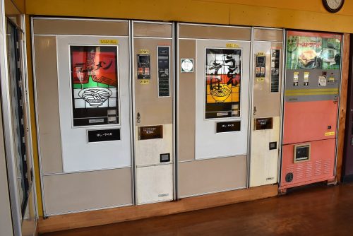 今や絶滅危惧種 高知市比島町にある昭和レトロな自販機グルメを全制覇してきた件 高知県公式 高知県のあれこれまとめサイト 高知家の