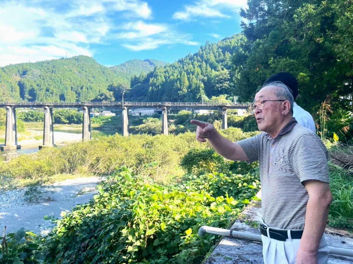 屋外, 人, 男, 山 が含まれている画像 AI 生成コンテンツは誤りを含む可能性があります。