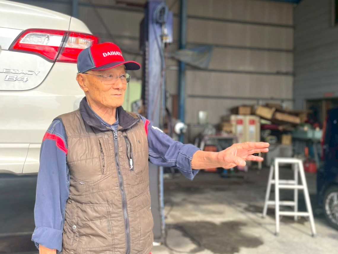 帽子をかぶって立っている男性 AI 生成コンテンツは誤りを含む可能性があります。