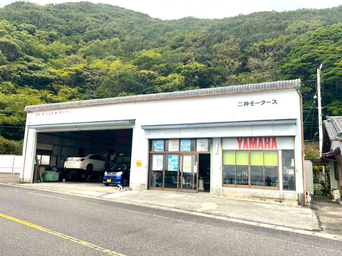 建物の間の道路 AI 生成コンテンツは誤りを含む可能性があります。