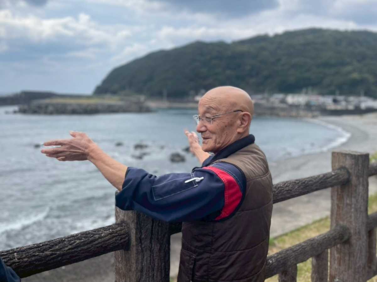 屋外, フェンス, 人, ベンチ が含まれている画像 AI 生成コンテンツは誤りを含む可能性があります。