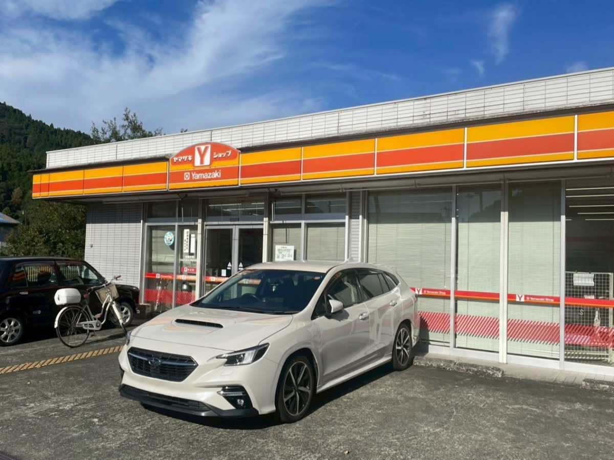 建物の前に駐車した車 AI 生成コンテンツは誤りを含む可能性があります。