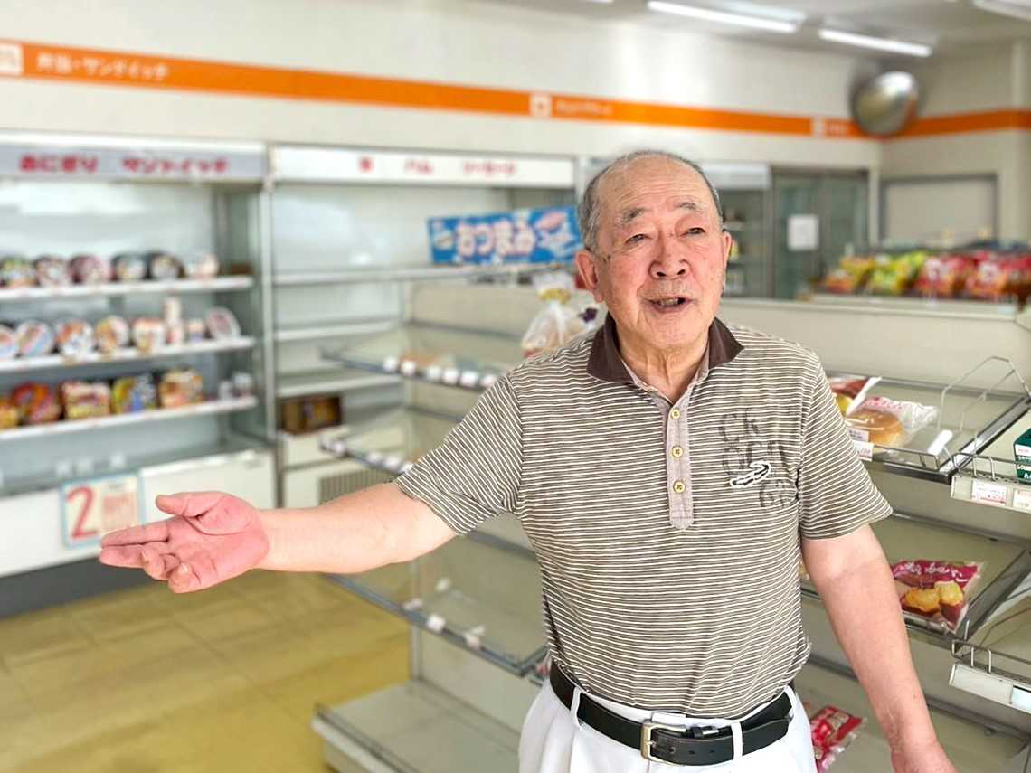 屋内, 人, キッチン, 食品 が含まれている画像 AI 生成コンテンツは誤りを含む可能性があります。