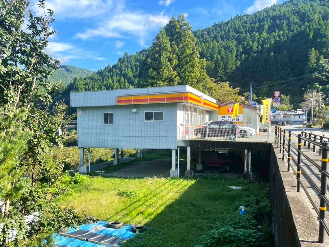 庭にあるプール AI 生成コンテンツは誤りを含む可能性があります。