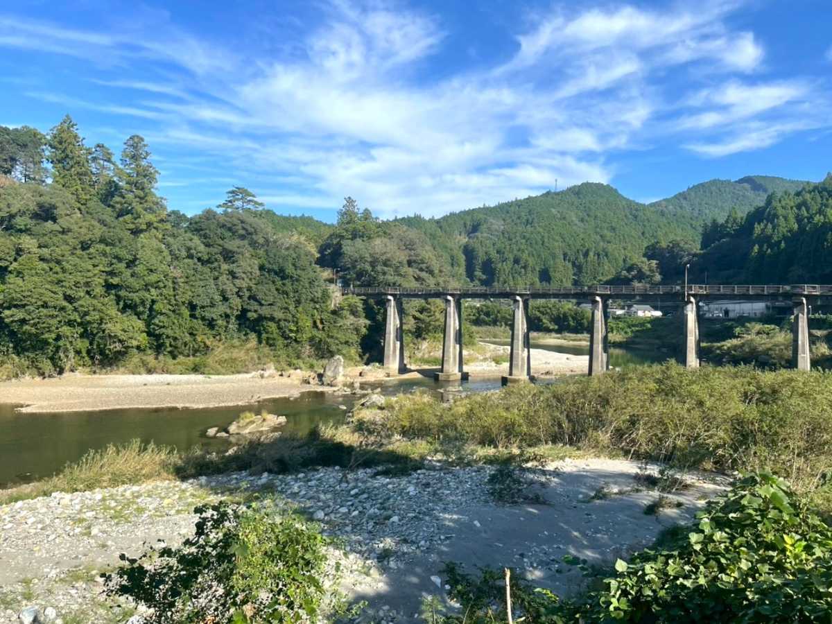 川と橋と山 AI 生成コンテンツは誤りを含む可能性があります。