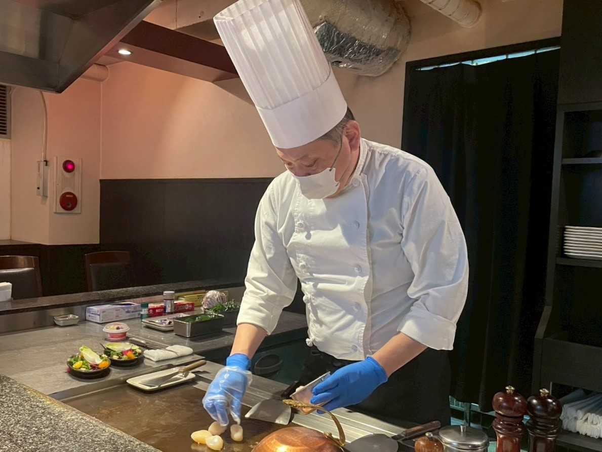 人, 屋内, テーブル, 準備中 が含まれている画像  AI 生成コンテンツは誤りを含む可能性があります。