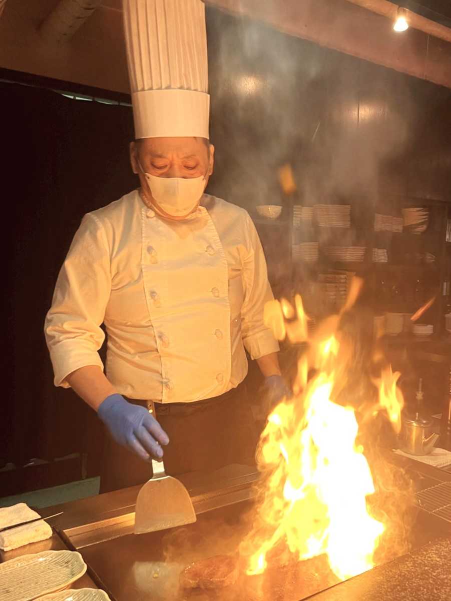 人, 料理, 屋内, 火 が含まれている画像  AI 生成コンテンツは誤りを含む可能性があります。