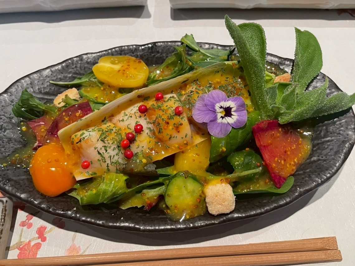 皿に盛られたサラダ AI 生成コンテンツは誤りを含む可能性があります。