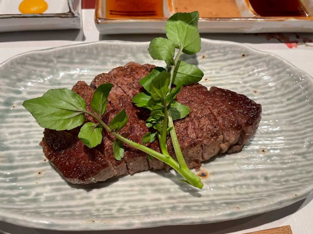 皿の上の料理  AI 生成コンテンツは誤りを含む可能性があります。