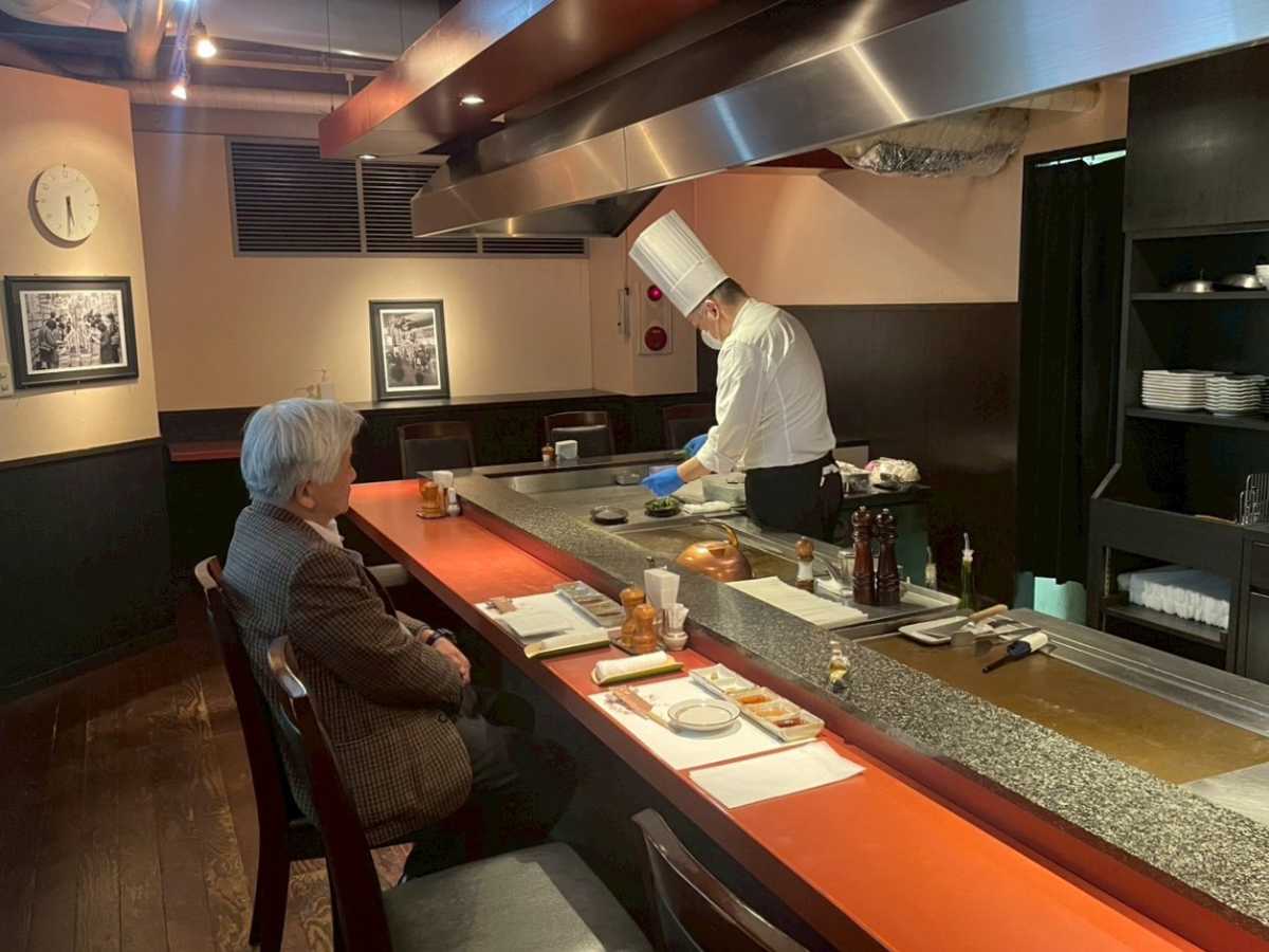 レストランの厨房  AI 生成コンテンツは誤りを含む可能性があります。