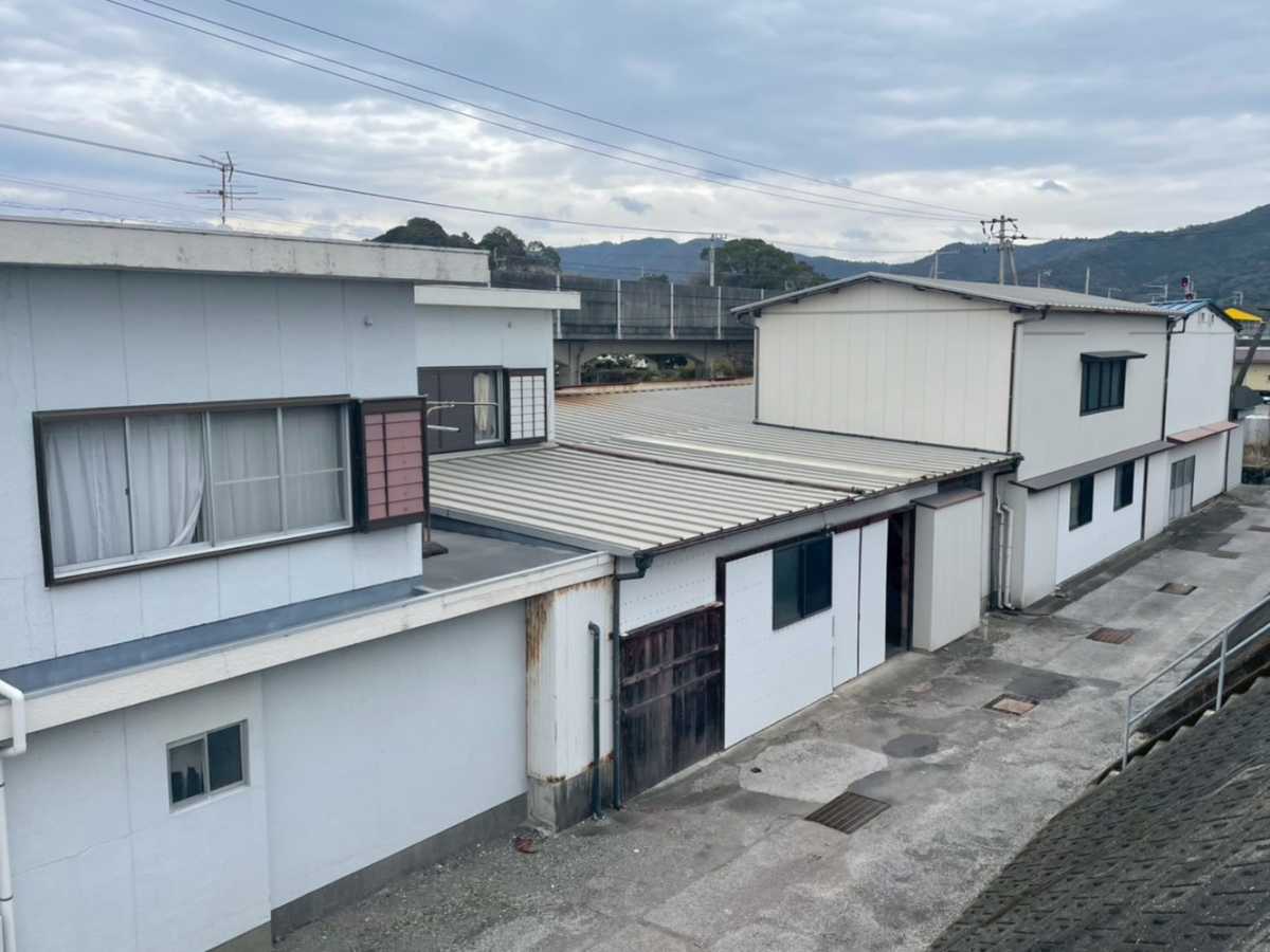 建物の間の道 AI 生成コンテンツは誤りを含む可能性があります。