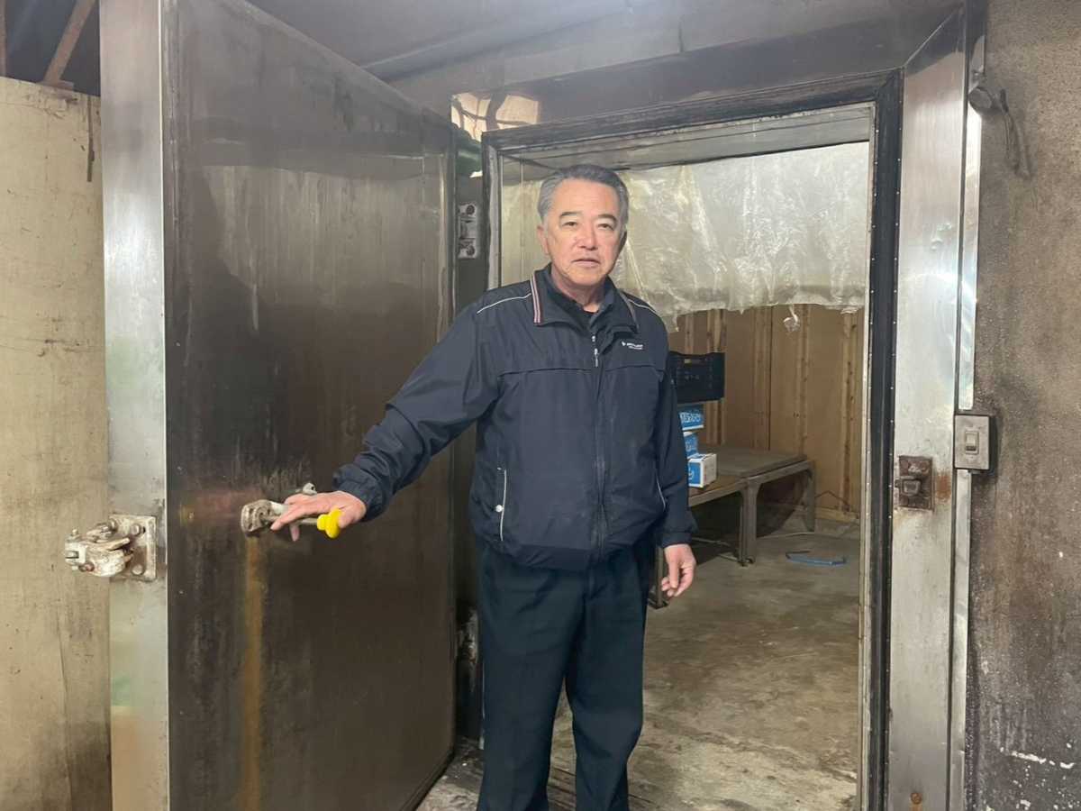 人, 男, 屋内, 立つ が含まれている画像 AI 生成コンテンツは誤りを含む可能性があります。