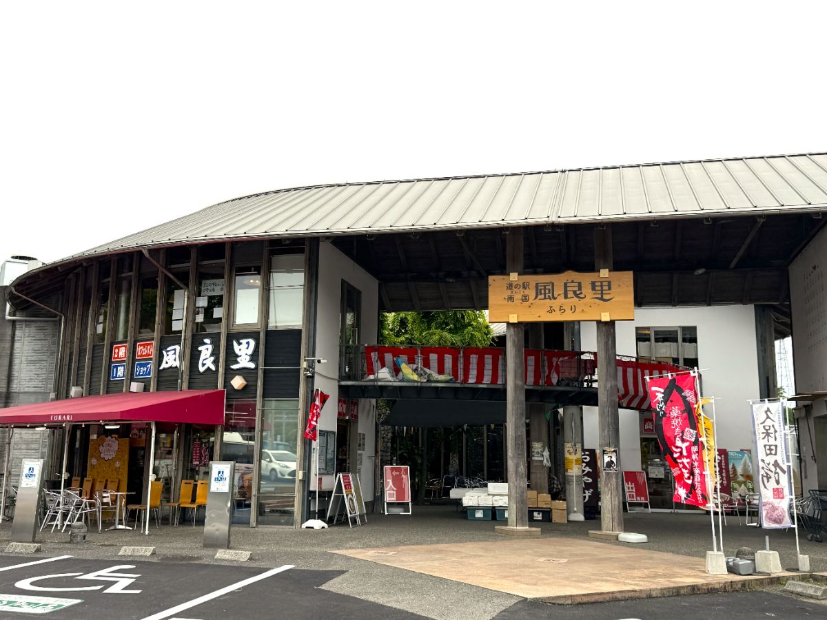3種のブランド鶏を使ったこだわりのラーメンスープ