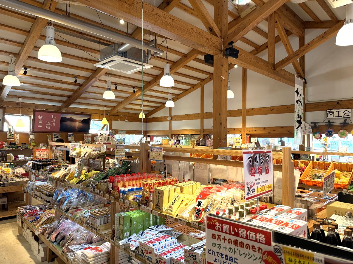 新鮮な地元野菜が所狭しと並ぶ野菜売り場