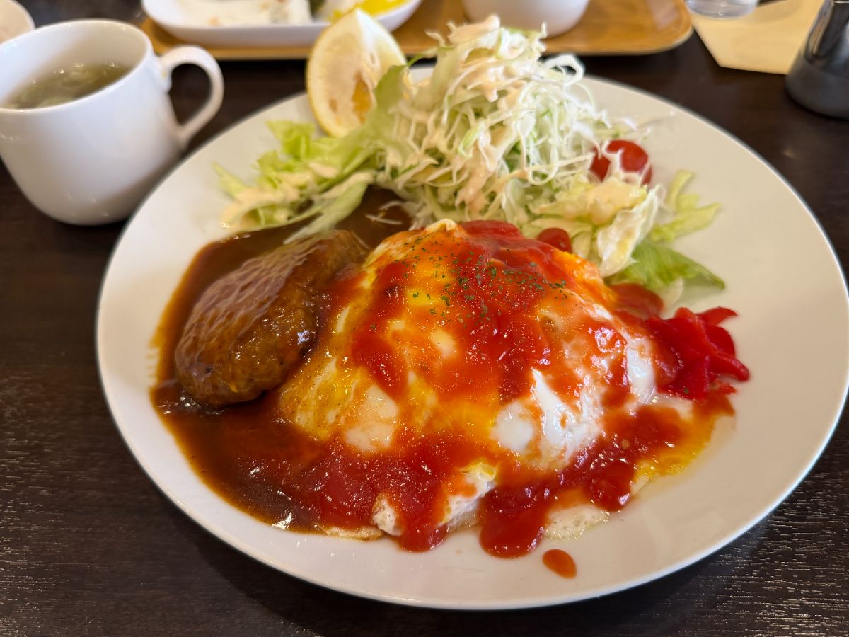 ハンバーグオムライス。日高村産トマトを使ったケチャップソースがかかっている
